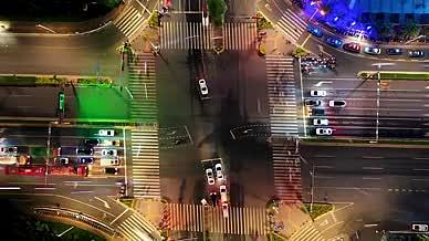 4K延时航拍夜晚城市十字路口车流画面视频的预览图